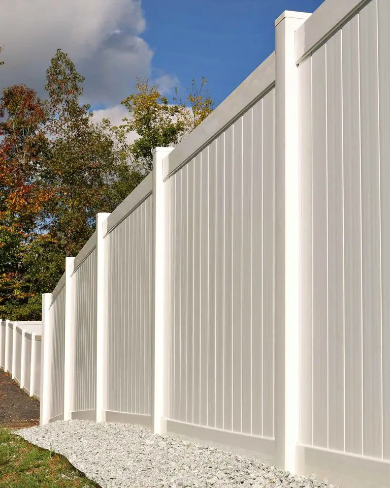 White PVC fence at a home in Reno Nevada. Installed by fencing contractors Reno Fence and Gate